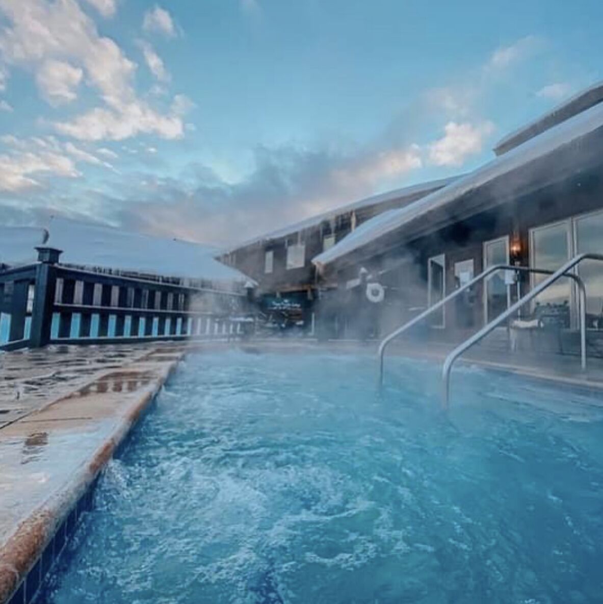 Innendørsbasseng og utendørsbasseng