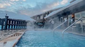 Innendørsbasseng og utendørsbasseng