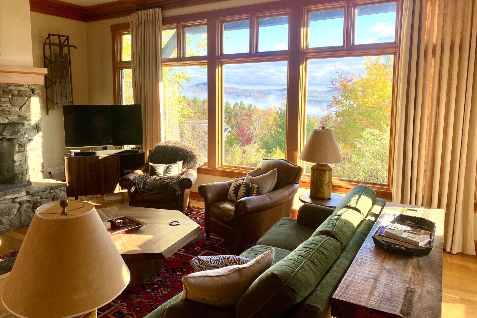 Smart-TV, peis, bordtennis og bøker