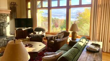 Smart-TV, peis, bordtennis og bøker