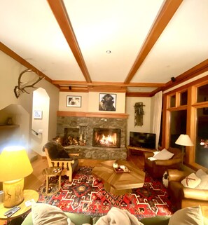 Smart-TV, Kamin, Tischtennisplatte, Bücher
