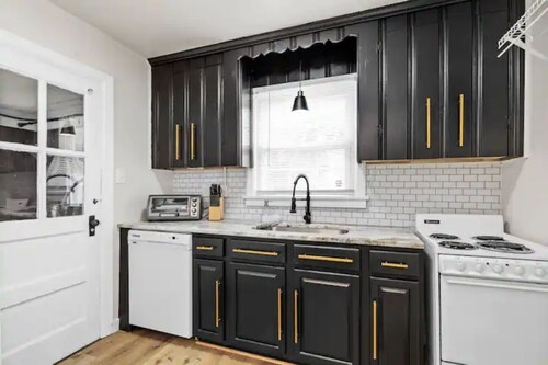 Cozy Stays Cottage *Close to NASCAR & Hot Spots*