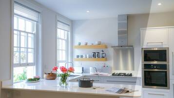 Fridge, dishwasher, cookware/dishes/utensils