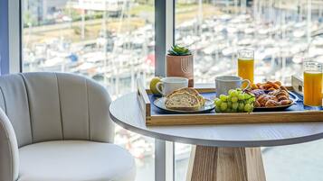 Petit déjeuner buffet servi tous les jours en supplément