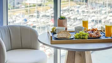 Sarapan bufet setiap hari (EUR 20 seorang)