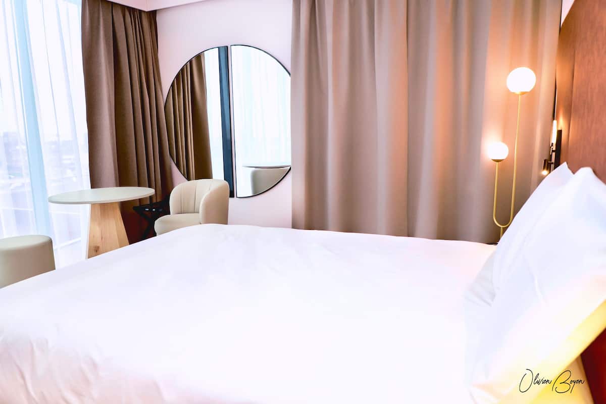 Caja de seguridad en la habitación y espacio para trabajar con laptop