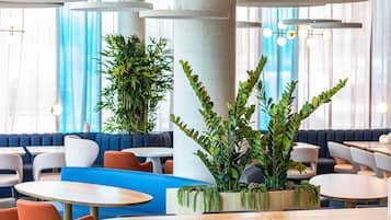 Desayuno buffet diario (EUR 20 por persona)