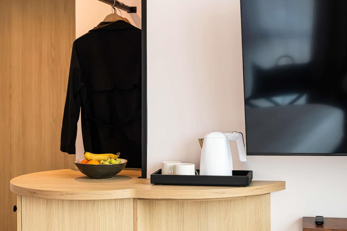 Caja de seguridad en la habitación y espacio para trabajar con laptop