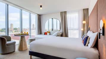 Zimmersafe, laptopgeeigneter Arbeitsplatz, Verdunkelungsvorhänge