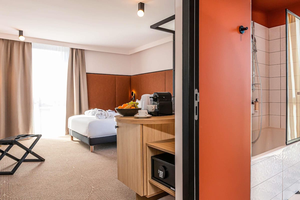 Privilege, Room, 1 Double Bed | In-room safe, laptop workspace, blackout drapes, soundproofing