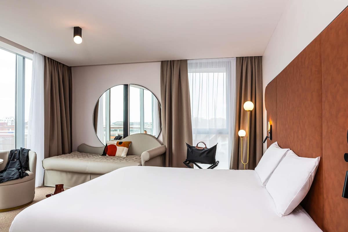 Habitación clásica, 1 cama Queen size y sofá cama | Caja de seguridad en la habitación y espacio para trabajar con laptop