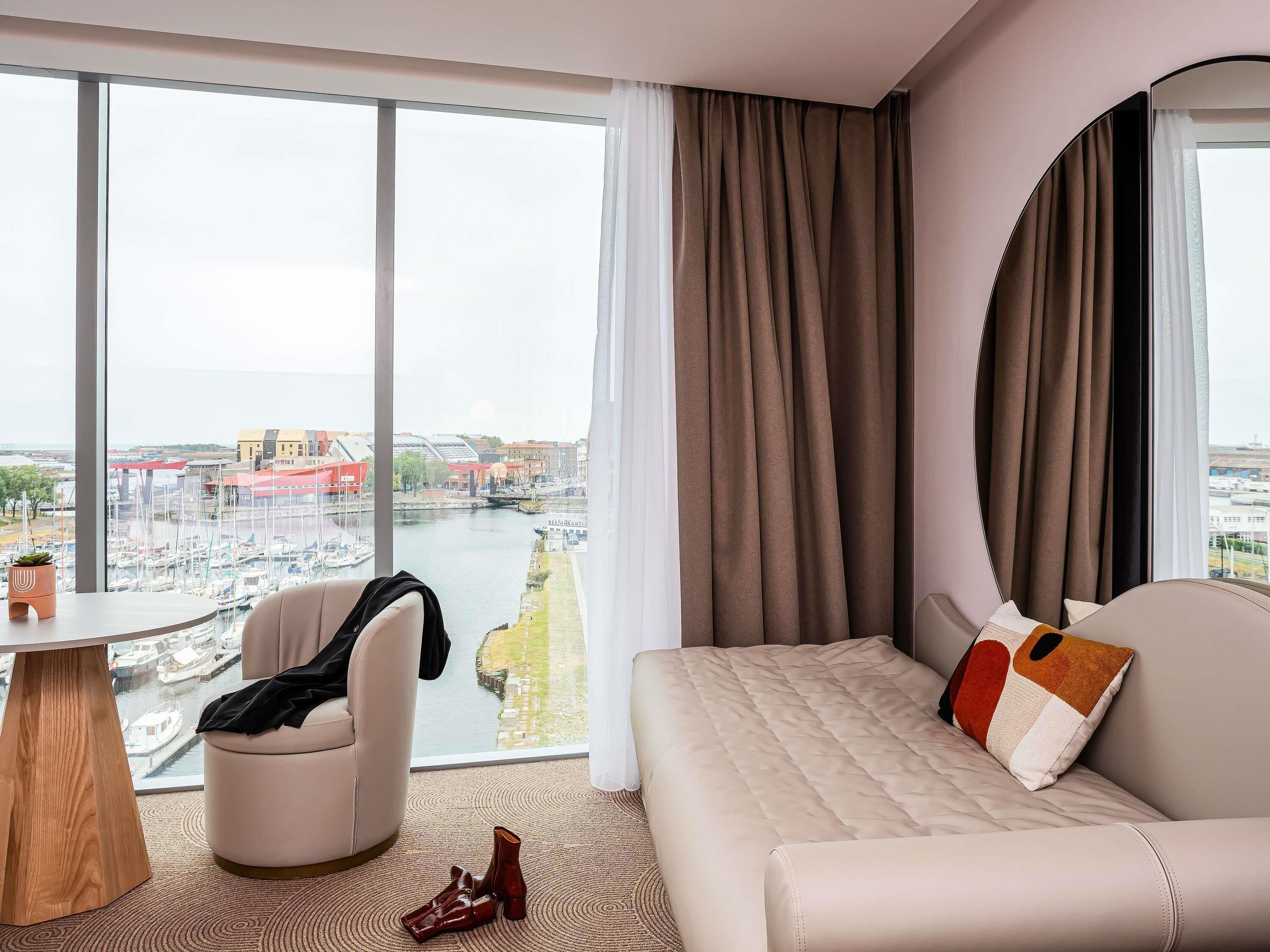 ห้องคลาสสิก, เตียงควีนไซส์ 1 เตียง และโซฟาเบด | ตู้นิรภัยในห้องพัก, พื้นที่ทำงานแบบใช้แล็ปท็อป, ผ้าม่านกันแสง