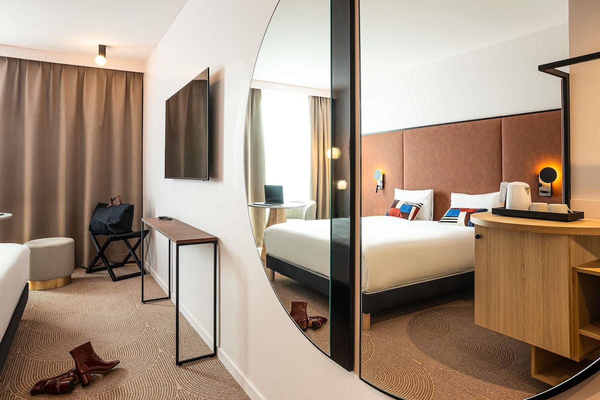 Habitación clásica, 1 cama matrimonial | Caja de seguridad en la habitación y espacio para trabajar con laptop