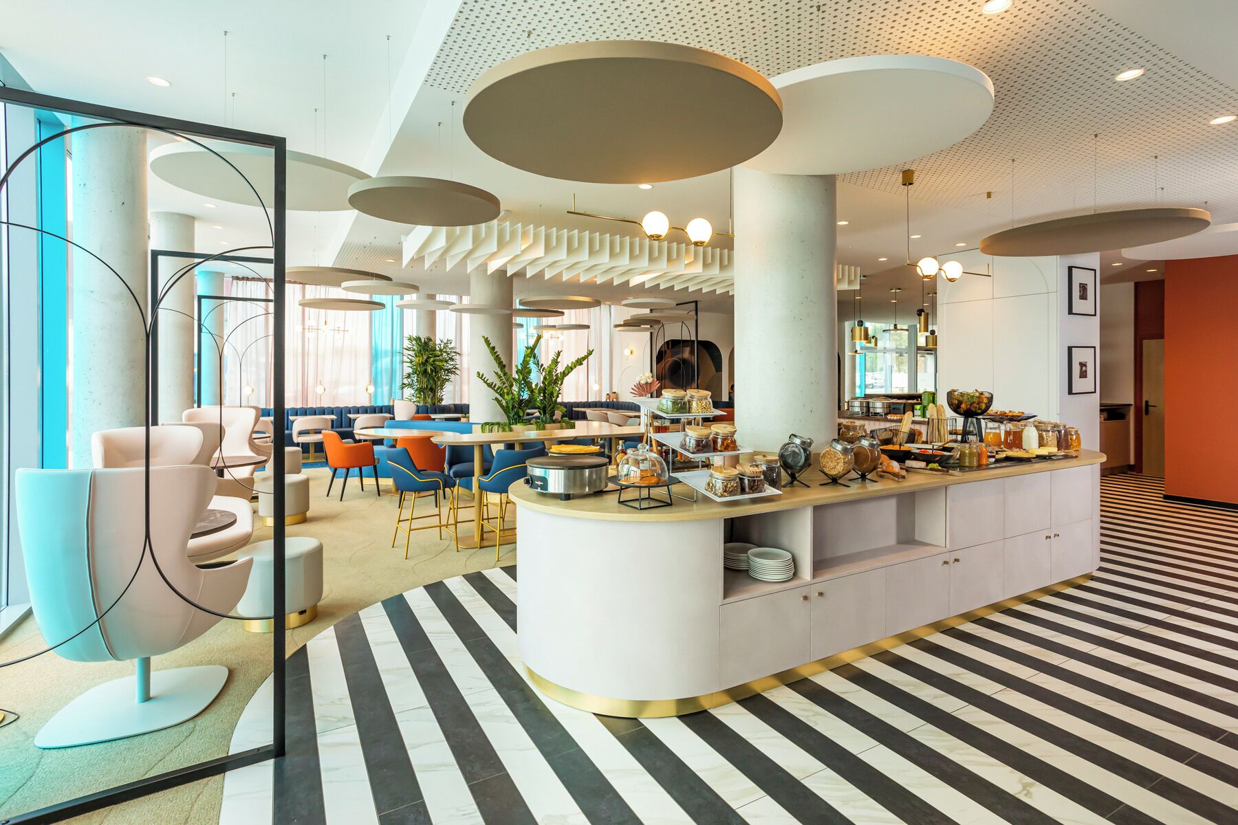 อาหารเช้าแบบบุฟเฟ่ต์ทุกวัน (EUR 20 ต่อคน)