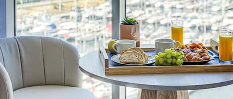 Petit déjeuner buffet (20 EUR par personne)