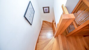A wooden staircase with a handrail and a picture frame on the wall. - Three Chantry Barns, Orford (Woodbridge)