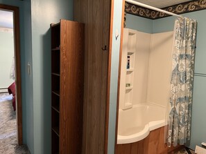 Baignoire, sèche-cheveux, papier toilette