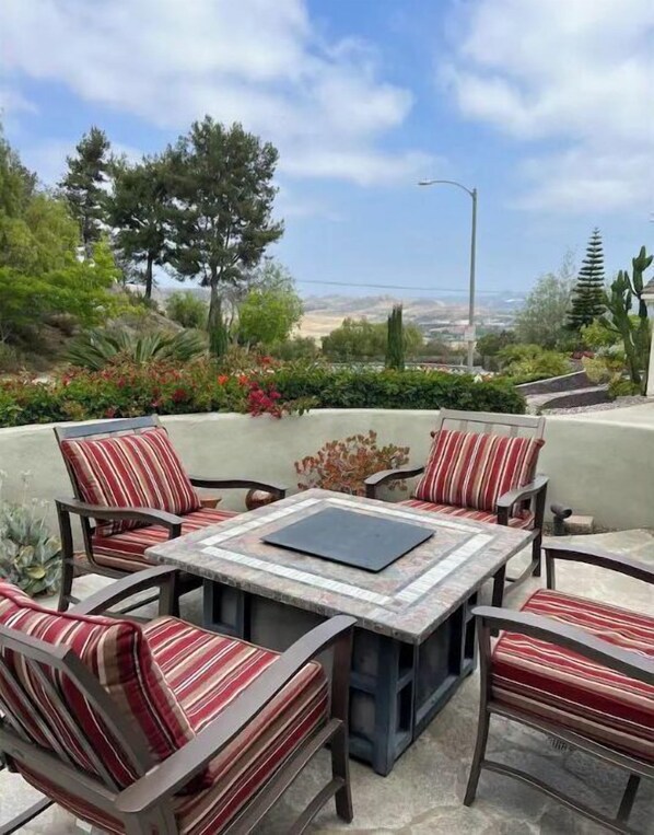 Outdoor dining - Your own private getaway minutes from the ocean. (Oceanside)