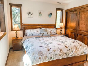 3 habitaciones, escritorio, tabla de planchar con plancha y wifi gratis 