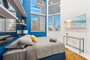 7 bedrooms, desk, iron/ironing board, travel cot