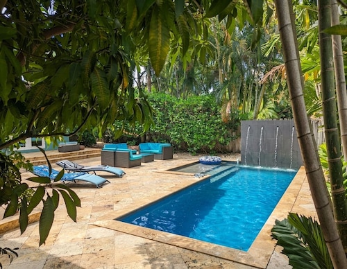 Private Oasis-Heated Salt Water Pool-Chef's Kitchen-7 min, to Las Olas & Beaches