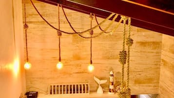 Solarium | Área de sala de estar | Televisión de pantalla plana de 32 pulgadas con canales por cable