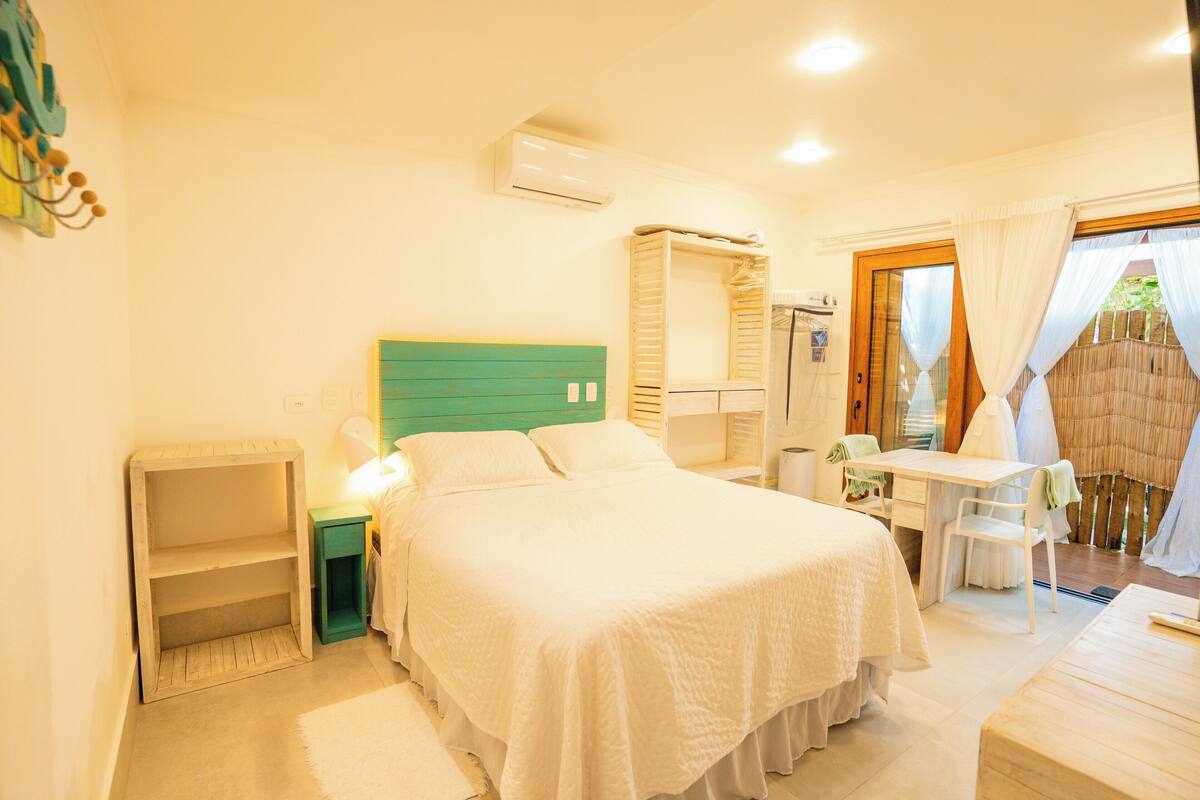 Une chambre à coucher comprenant un lit, un bureau, une chaise et une armoire.