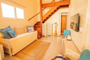 Flat Essencia Luxo e Conforto | Zona de estar | Televisión de pantalla plana de 32 pulgadas con canales por cable