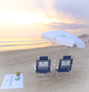 On the beach, white sand, sun loungers, beach umbrellas - Casa dAroeira - Condomínio Residencial de Flats (São Sebastião)