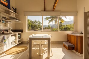 FLAT ACQUA ROMANCE, VISTA E OFURÔ 5B | Zona de estar | Televisión de pantalla plana de 32 pulgadas con canales por cable