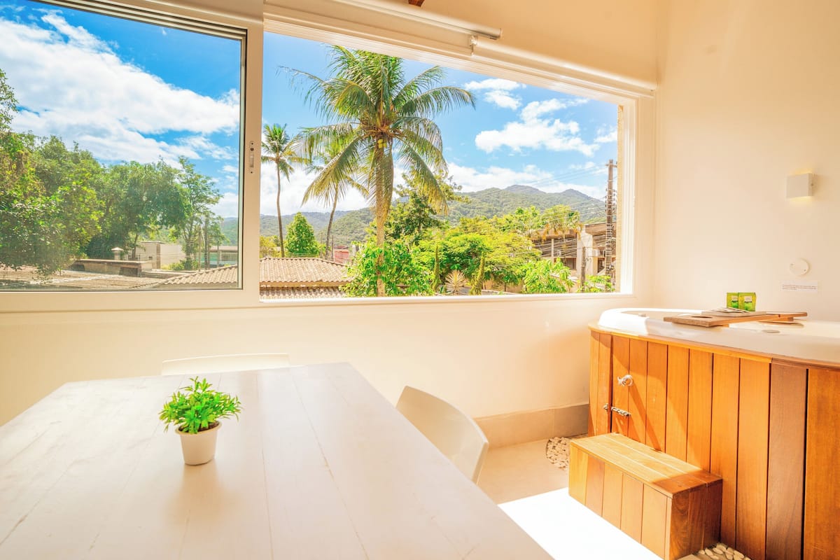 FLAT ACQUA ROMANCE, VISTA E OFURÔ 5B | Living room | 32-inch flat-screen TV with cable channels, TV
