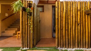 A bamboo fence leading to a staircase and a door. - Casa dAroeira - Condomínio Residencial de Flats (São Sebastião)