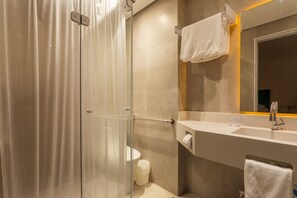 STUDIO AURORA MINICASA LUXO 1A | Bathroom | Shower, hair dryer, towels - Casa dAroeira - Condomínio Residencial de Flats (São Sebastião)