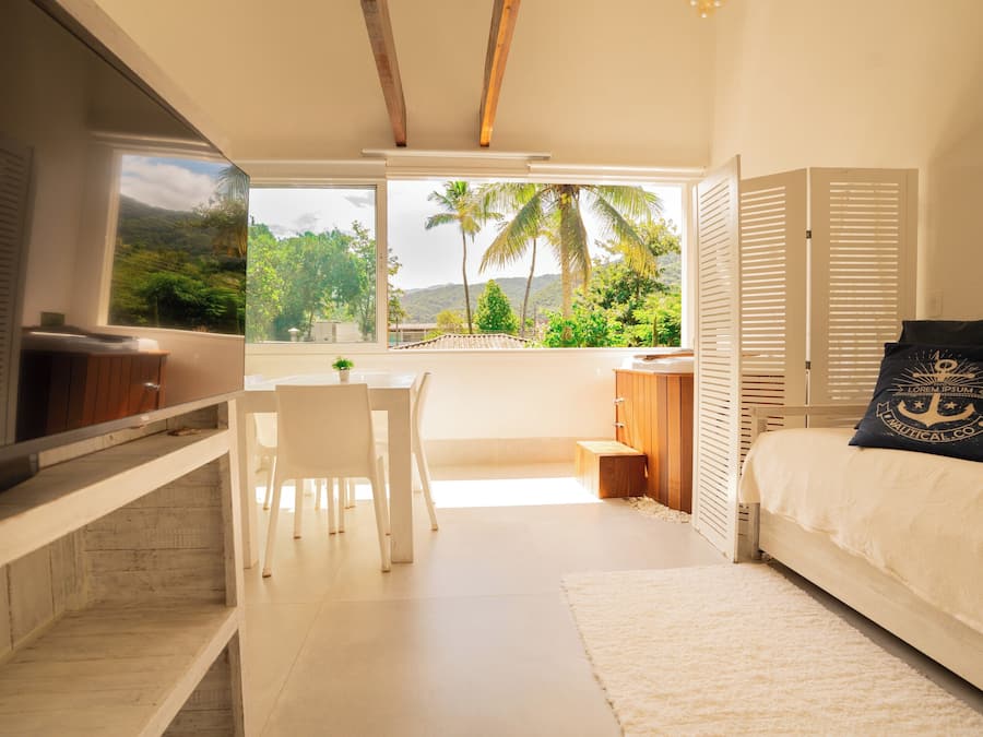 FLAT ACQUA ROMANCE, VISTA E OFURÔ 5B | Living room | 32-inch flat-screen TV with cable channels, TV