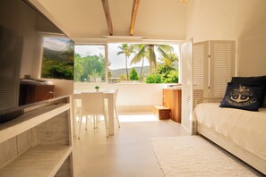 FLAT ACQUA ROMANCE, VISTA E OFURÔ 5B | Sala de estar | TV de tela plana 32 polegadas com canais a cabo, TV
