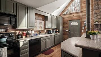 Kylskåp, mikrovågsugn, ugn och spishäll