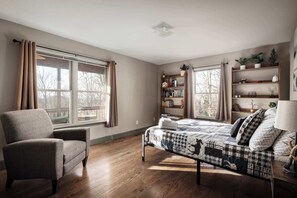 3 chambres, bureau, fer et planche à repasser, lit de bébé portatif