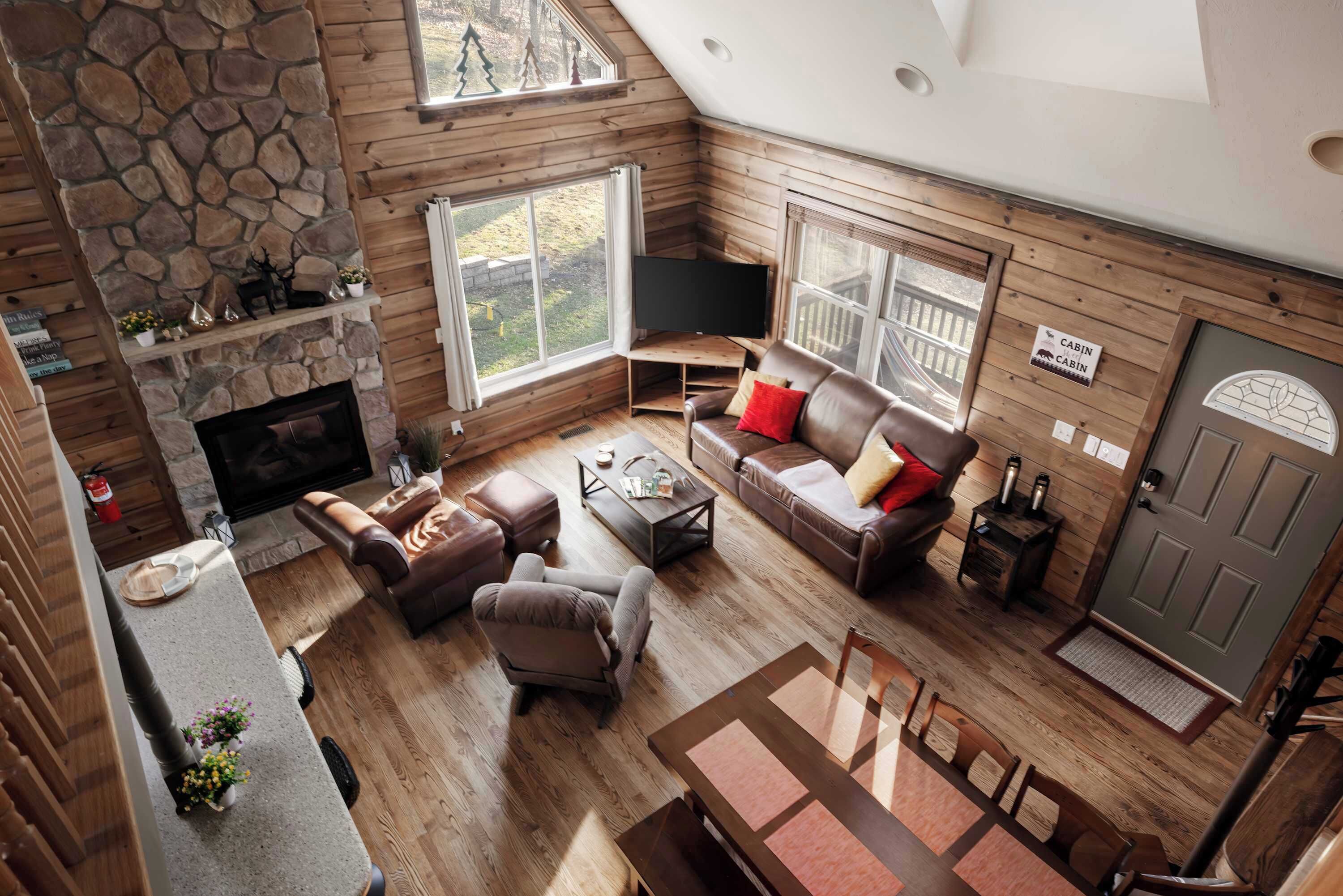 Tv, eldstad och kontor