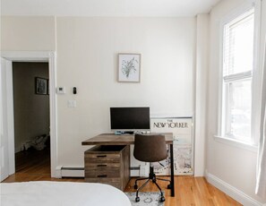 2 chambres, bureau, fer et planche à repasser, lit parapluie