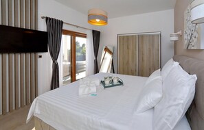 4 chambres, coffre-fort, fer et planche à repasser, lit de bébé portatif