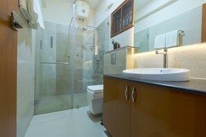Executive Luxury Superior Room | Bathroom | Shower, free toiletries, hair dryer, towels
