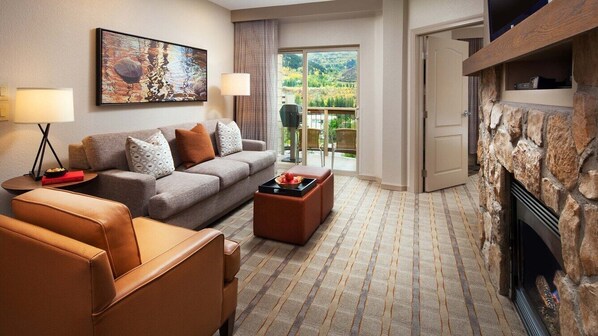 Smart TV, fireplace, DVD player, stereo