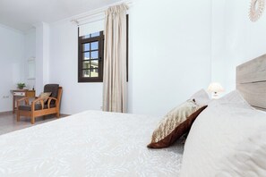 2 quartos, ferros/tábuas de passar roupa, roupa de cama