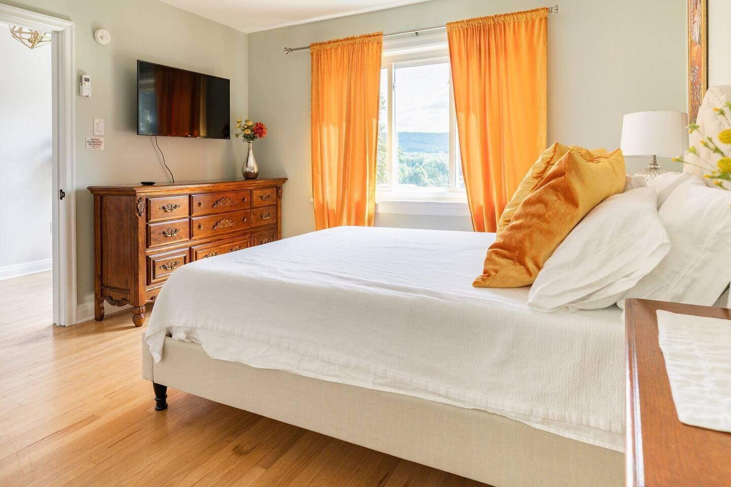 4 bedrooms, desk, iron/ironing board, travel crib