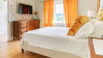 4 bedrooms, desk, iron/ironing board, travel crib