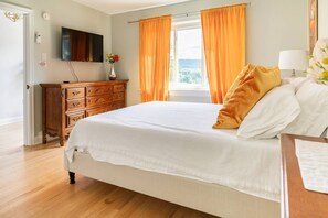 4 habitaciones, escritorio y tabla de planchar con plancha 