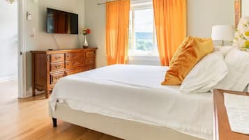 4 soverom, skrivebord, strykejern/-brett og reiseseng for barn