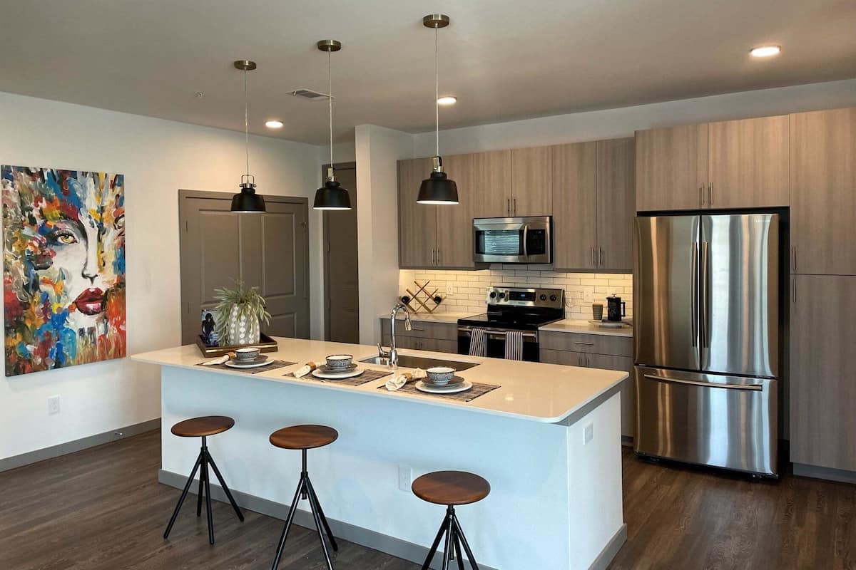 Departamento de lujo | Cocina privada | Refrigerador con congelador, microondas, horno y parrilla de estufa