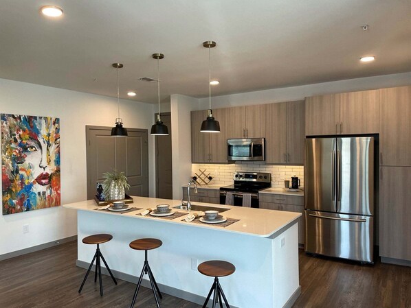 Luxury Apartment | Private kitchen | Full-sized fridge, microwave, oven, stovetop