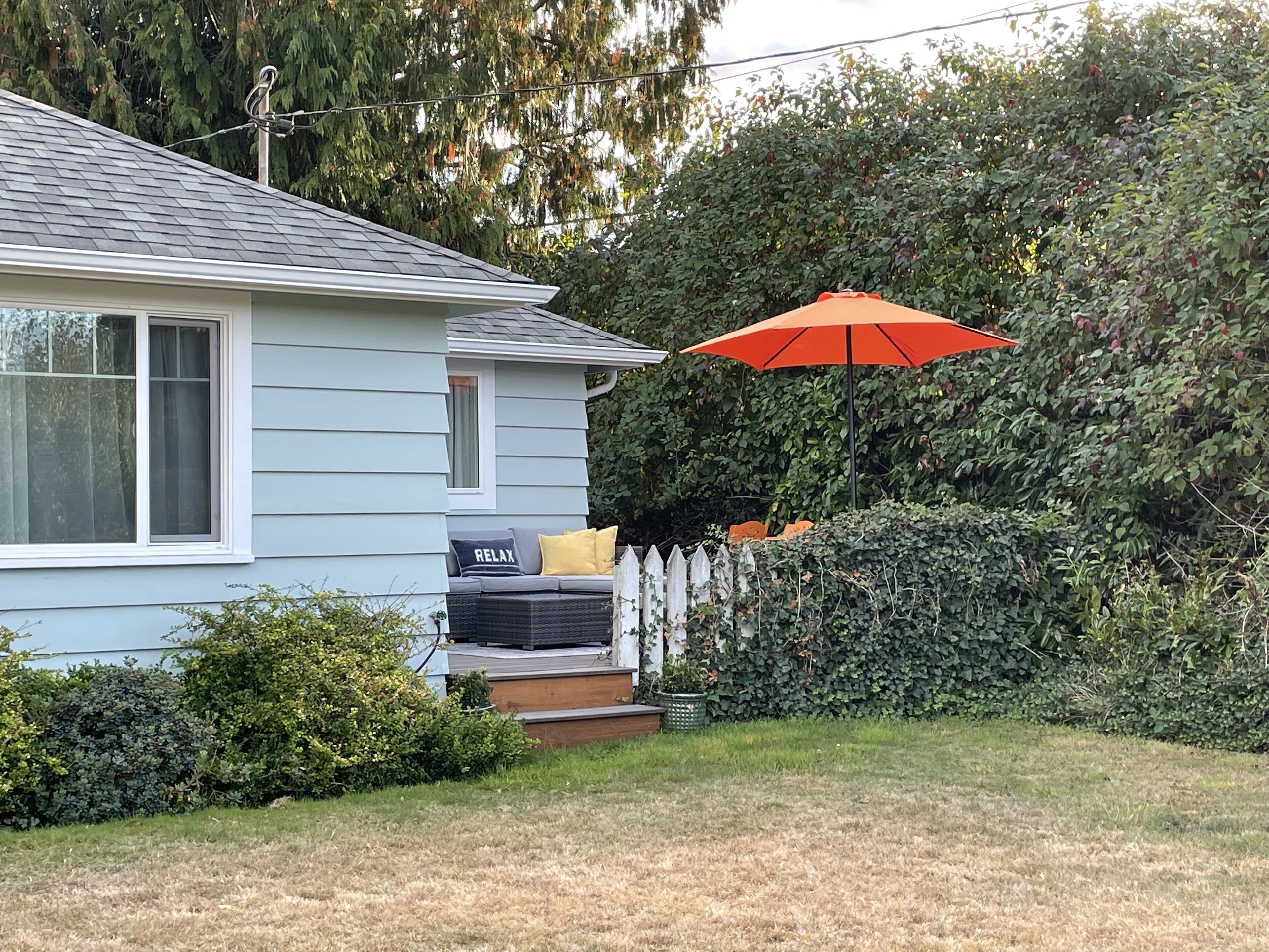Cozy Cottage with deck within walking distance of Langley restaurants and shops.